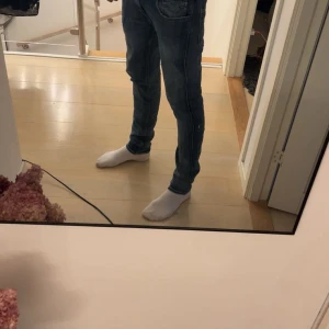 Replay jeans - Säljer dessa snygga ljusblåa replay jeans för en billig peng. Köptes för ungf 1400 kr på nk. Passar för de som har ungefär W28/30 L30/32