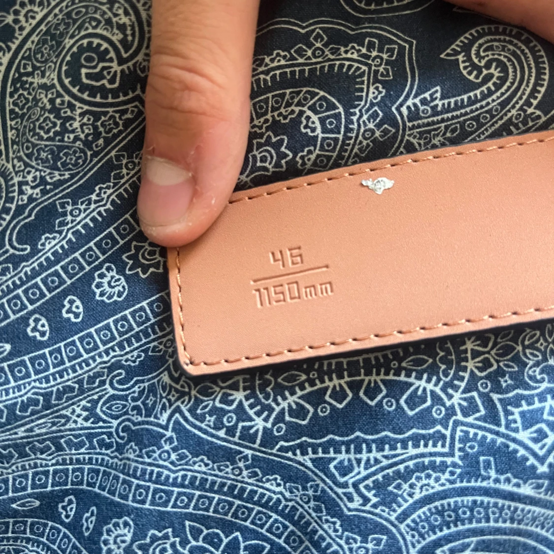 Svart bälte med h-spänne - 2