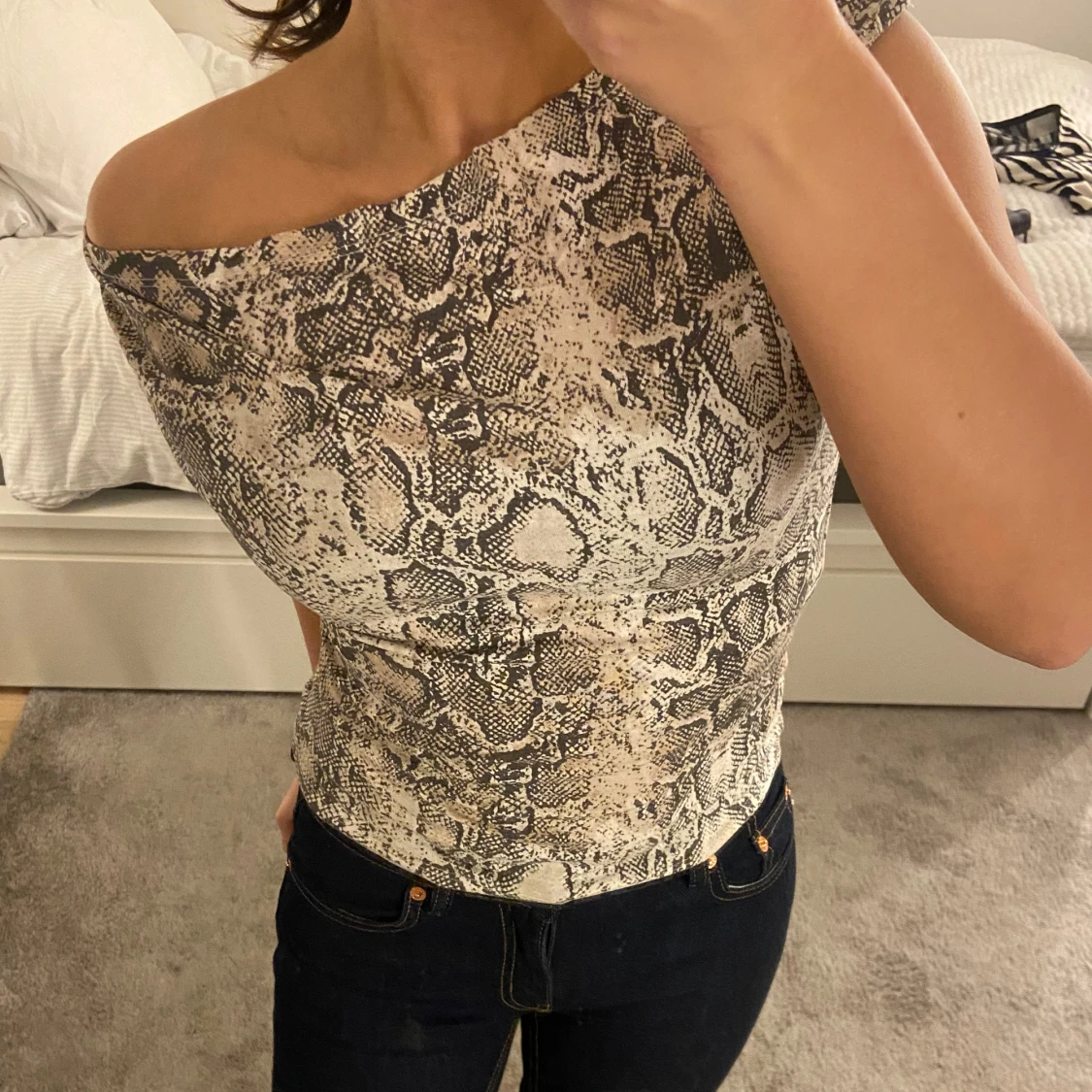 Beige/grå one shoulder topp med ormmönster - 2