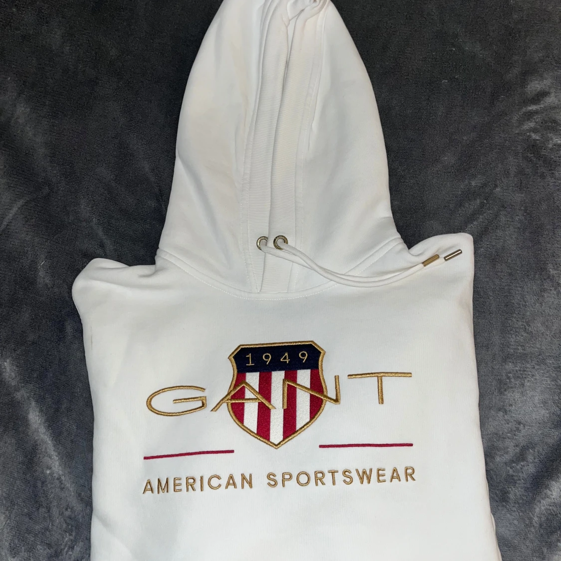 Vit hoodie från GANT med brodyr
