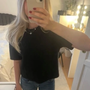 Stickad t-shirt svart, gina tricot - Använd en gång. Skriv vid frågor 💞