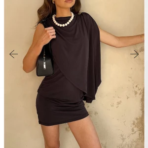 Brun draperad klänning nakd - Säljer denna i storlek M då jag beställt 2 storlekar och glömt returnera ena😅😅 Har alltså aldrig använts!