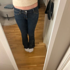 Bootcut jeans Cheap Monday - Säljer mina mörkblåa bootcut jeans från Cheap Monday i storlek 27/32 💕 Fint skick! 