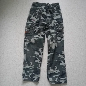 cargobyxor CAMOUFLAGE - oversized cargobyxor CAMOUFLAGE köpta på thrift. möts upp i linköping eller mjölby- postar även ofc ☆ DMa för fler frågor