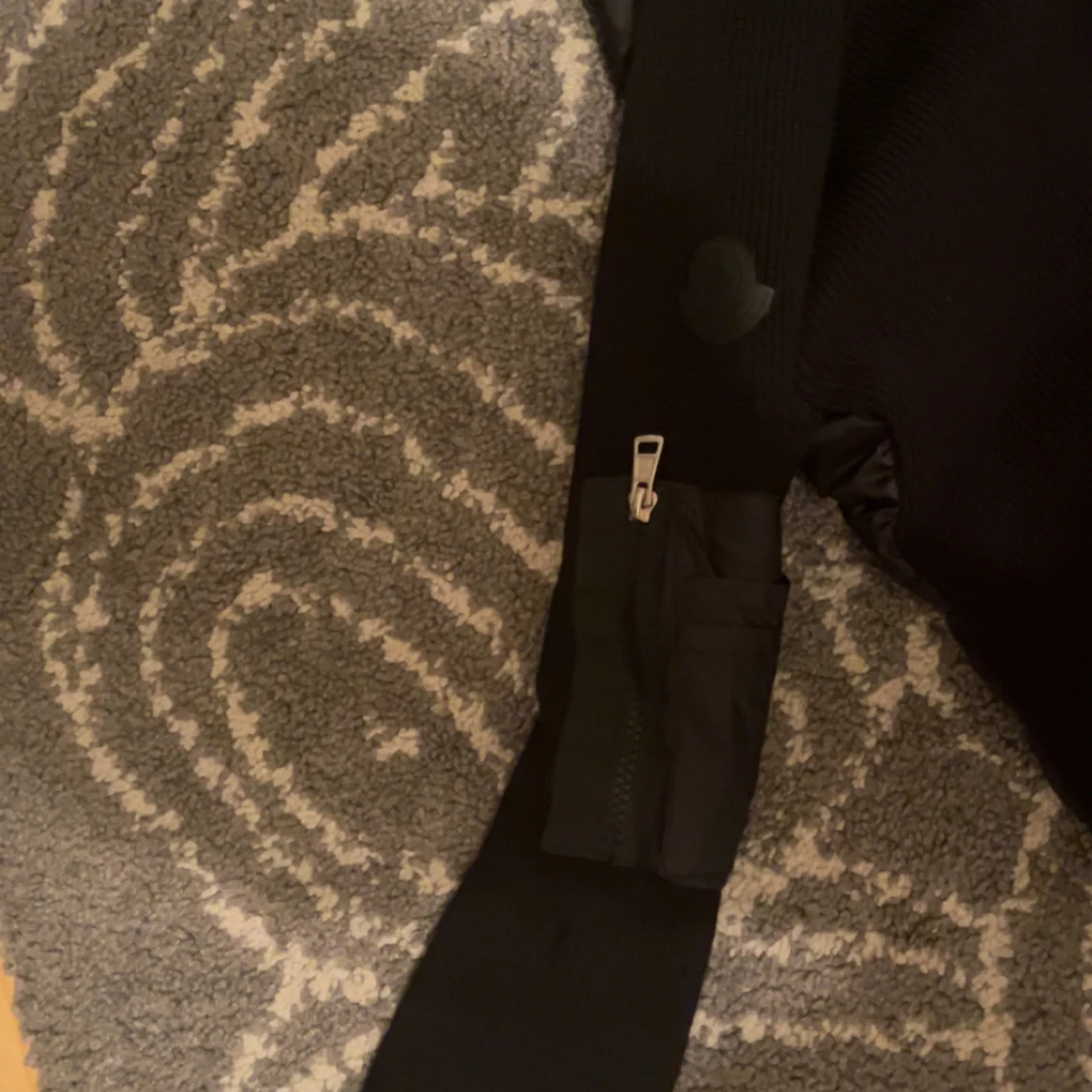 Svart dunväst med huva och stickade ärmar  - 2