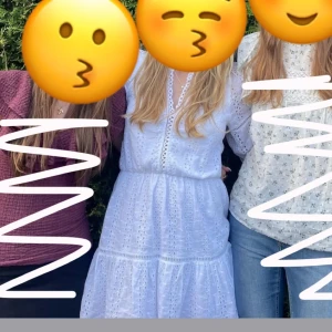 Vit broderad sommarklänning - Superfin vit klänning med broderade detaljer och v-ringning. Klänningen har lång ärm, markerad midja och volang i kjolen. Perfekt för sommarens alla tillfällen och ger en fräsch och romantisk look.