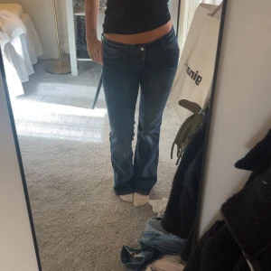 Weekday jeans - Jättesnygga lågmidjade jeans från weekday. Sitter jättebra! Jättebra skick knappt använda, dock lite lite slitning längst ner. Säljer då jag inte gillar färgen så mycket