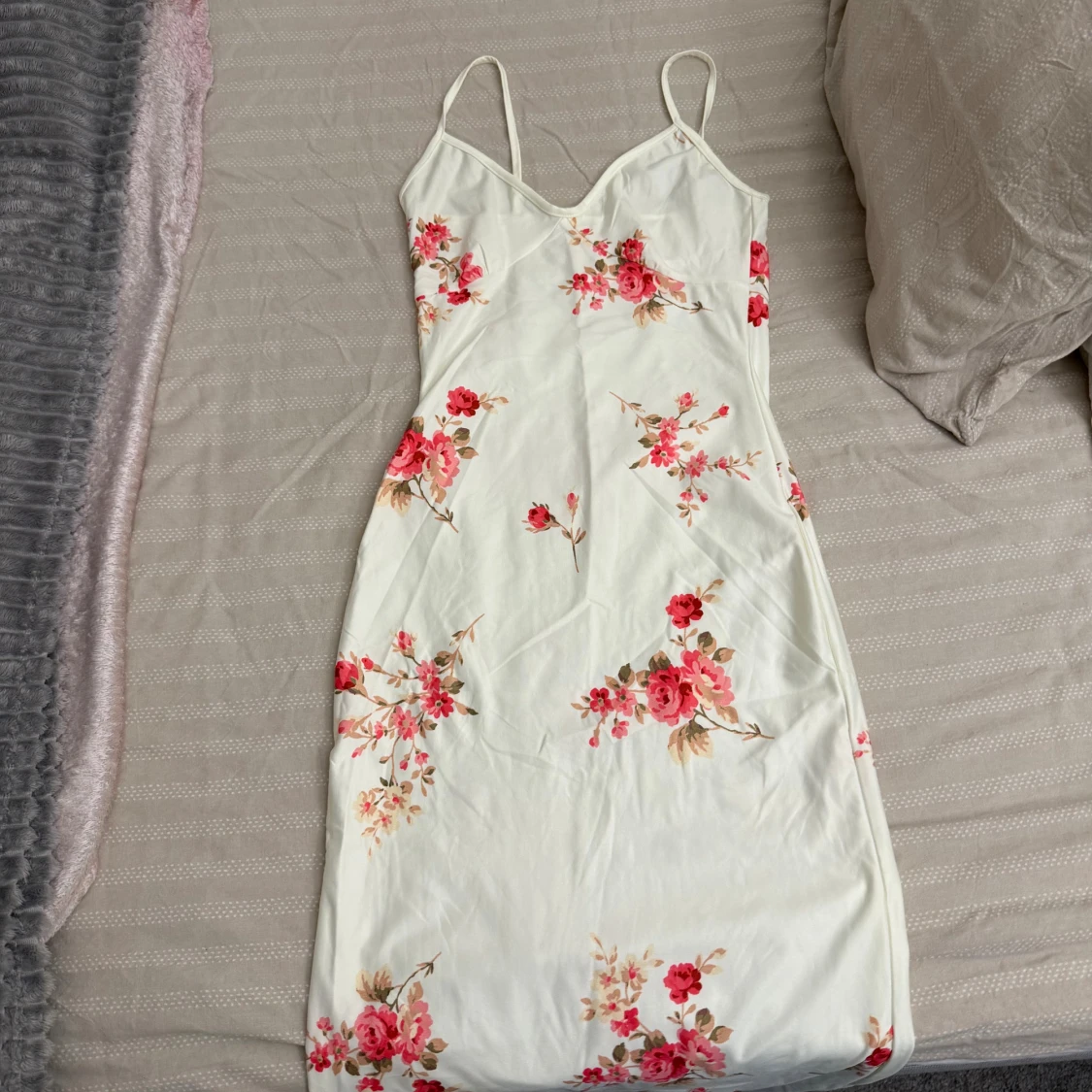 Vit blommig sommarklänning