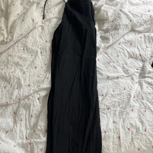 Svarta linnebyxor från Gina Tricot - Säljer då det inget används. Perfekt om du har lite kortare ben