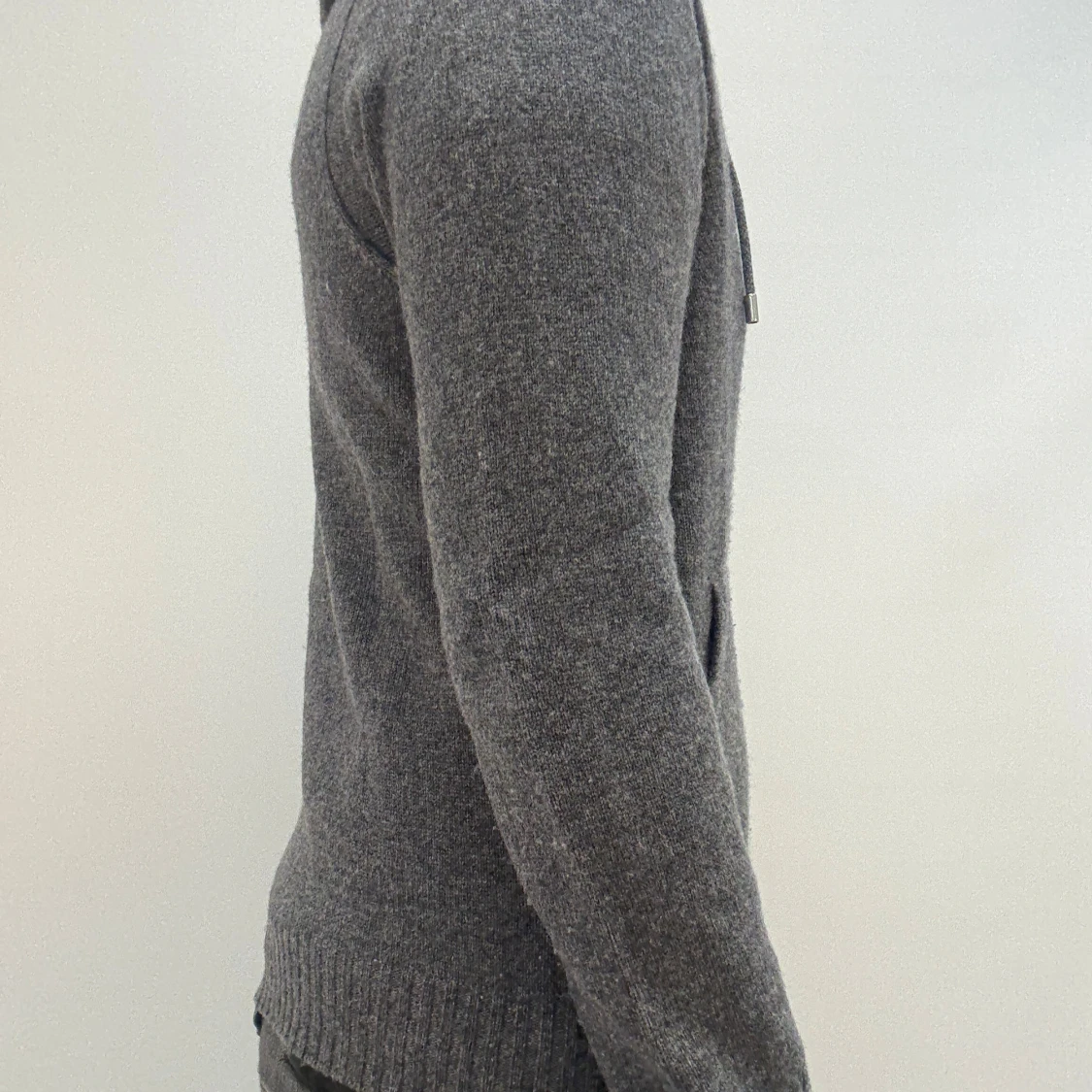 Grå stickad hoodie med dragkedja - 1