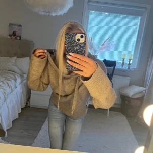 Beige stickad hoodie - Mysig beige stickad hoodie från H&M L.O.G.G. med huva och snörning. Tröjan har långa ärmar, ribbade muddar och en relaxed passform. Perfekt för kyliga dagar och enkel att matcha med jeans. Tröjan är i storlek xs. Tveka inte att höra av dig!❣️