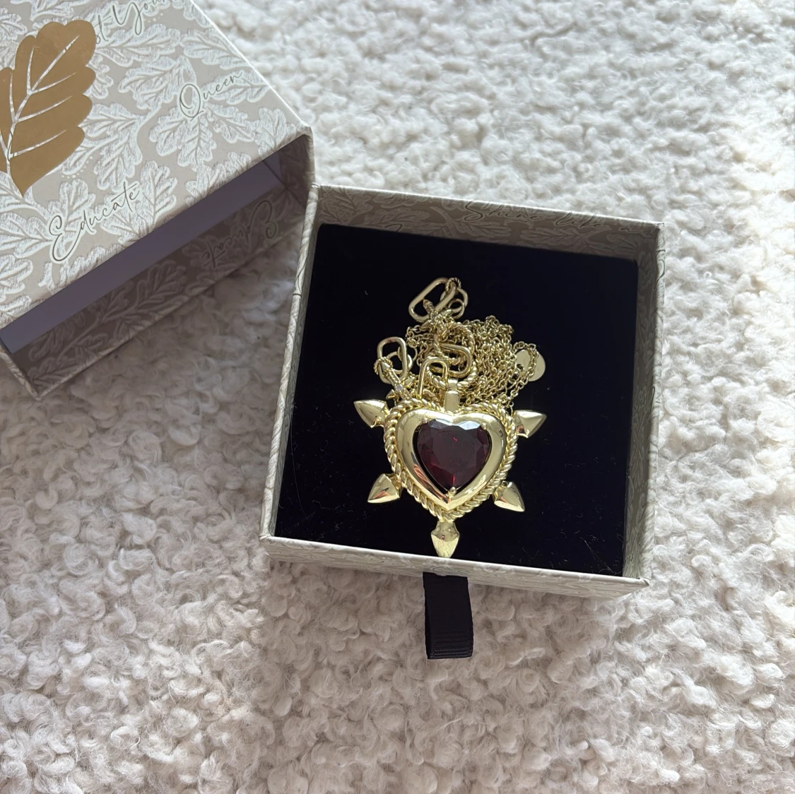 Guldigt halsband med hjärthänge - 1