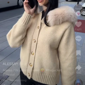 ALESSA jacka - INTRESSEKOLL, använd ingen gång förutom då ja skulle visa upp den. Helt ny. Nypris 1400