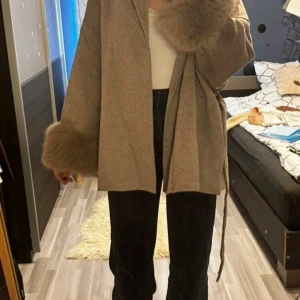 Ull Höstkappa med päls storlek small - Helt ny höstkappa i storlek S