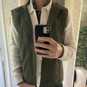 Grön field väst - Väldigt snygg och stilig väst som passar från allt till tshirt o skjorta och tjocktröjor och jackor! Sprillans ny endast använd en gång. St Xl men passar M, jag är 185 och väger 73!🤗