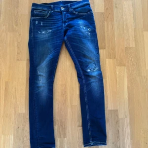 Dondup Jeans! - Riktigt snygga jeans i storlek 33. Dom är små i storleken så sitter som 30. Passar dig som är runt 170-180! Kom dm för frågor!