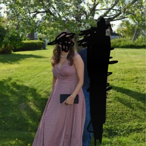 Balklänning - Otrligt fin rosa glittrig balklänning, använd på en bal. Stl l passar även M Skickar endast via instabox