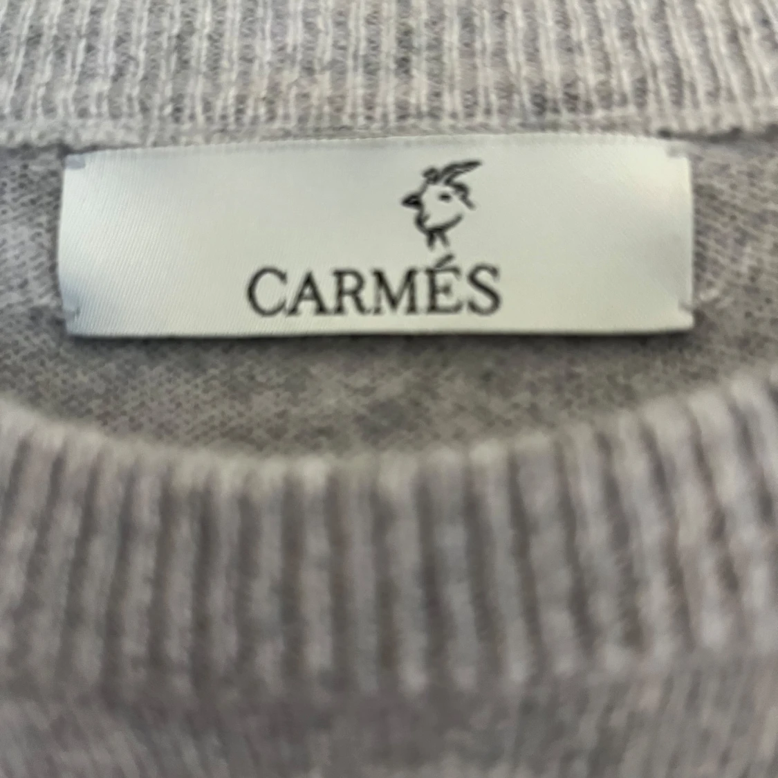 Ljusgrå kashmirtröja från Carmés - 2
