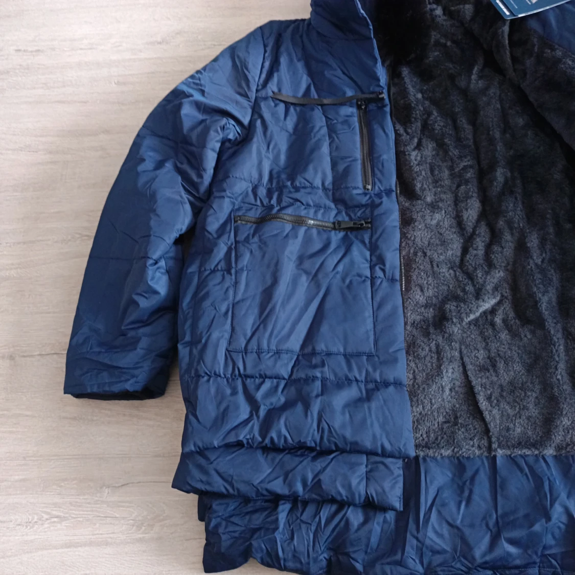 Blå pufferjacka med huva och fuskpäls - 2