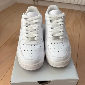Nike Air Force 1 helvita sneakers - Vita air force som bara är använda 3-4 gånger. Jag säljrer dessa för att dom inte kommer till användning och passar inte längre. Kommer med ett par extra sulor om dom inte passar på höjden.