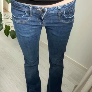 lågmidjade jeans  - Snygga blå jeans från LTB, modell Molly med väldigt låg midja och bootcut. Klassisk femficksdesign, kontrastsömmar och dragkedja. Jeansen har en cool passform och är tillverkade i mjukt denimtyg som sitter skönt hela dagen. Använda få gånger. 
