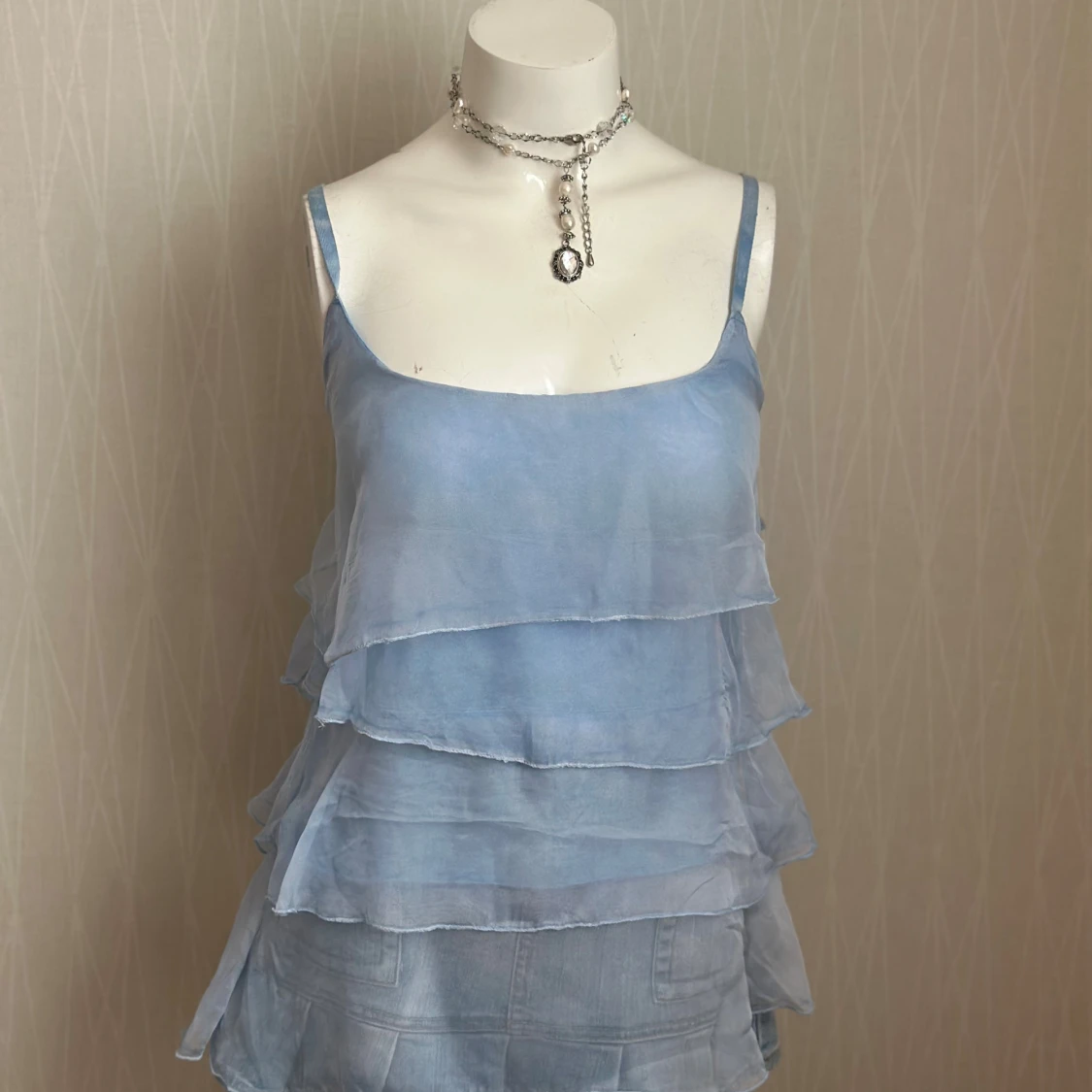 Ljusblå volangig linnetopp i silke - 1