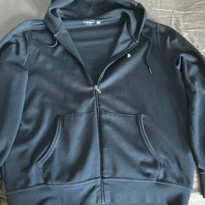Mörk blå Polo Ralph Lauren zip up - Mörk blå polo zip up. Den är i storlek Large.