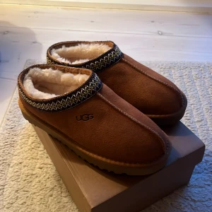UGG Tasman  - Säljer dessa nya UGGs Tasman pågrund av att dem är för små för mig. Dessa skor är i storlek 38 men passar dig som har 37 eftersom dem är väldigt små i storleken.  Hör av dig om du har någon fråga 😊