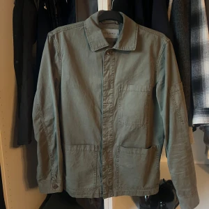 Overshirt från A day’s march - Köpt i juli och använd väldigt få gånger så den är som ny. Köpt på a days march för 1,500kr. Oliv grön färg  
