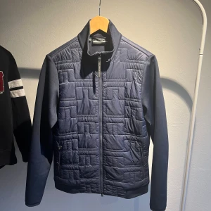 INTRESSEKOLL Marinblå quiltad jacka J.Lindeberg - Stl: S | Skick: 9/10 | Pris 1299kr! Nypris: 2000kr
