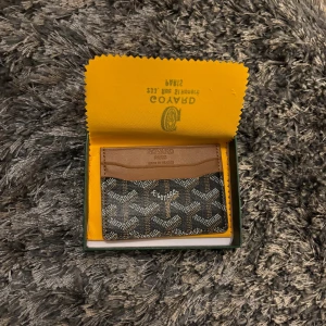 Gyard plånbok ljusbrun med mönster - Sprillans ny kommer med allting. Fraktar samma dag.