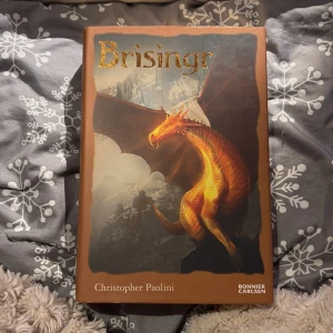 Brisingr - En episk fantasybok med drakar, magi och spänning! Perfekt för dig som älskar äventyr och vill försvinna in i en magisk värld. Brisingr är tredje delen i den populära serien om Eragon och Saphira. Passar unga vuxna som gillar action och mystik.