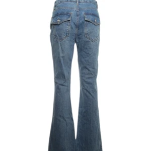 Lågmidjade Bootcut jeans  - Snygga blå bootcut flare jeans från ASOS Design. Coola backfickor med knapp. Lowrise/ mid waist. Midjemått 78cm. Inga defekter, superfina!!
