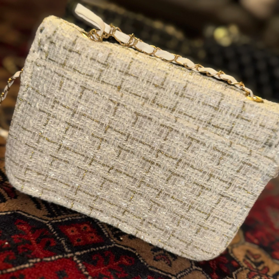 Beige axelväska i tweed med kedja - 1