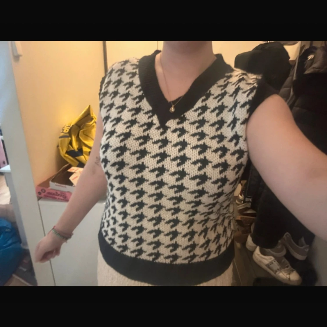 Svartvit stickad väst med hundtandsmönster - 2