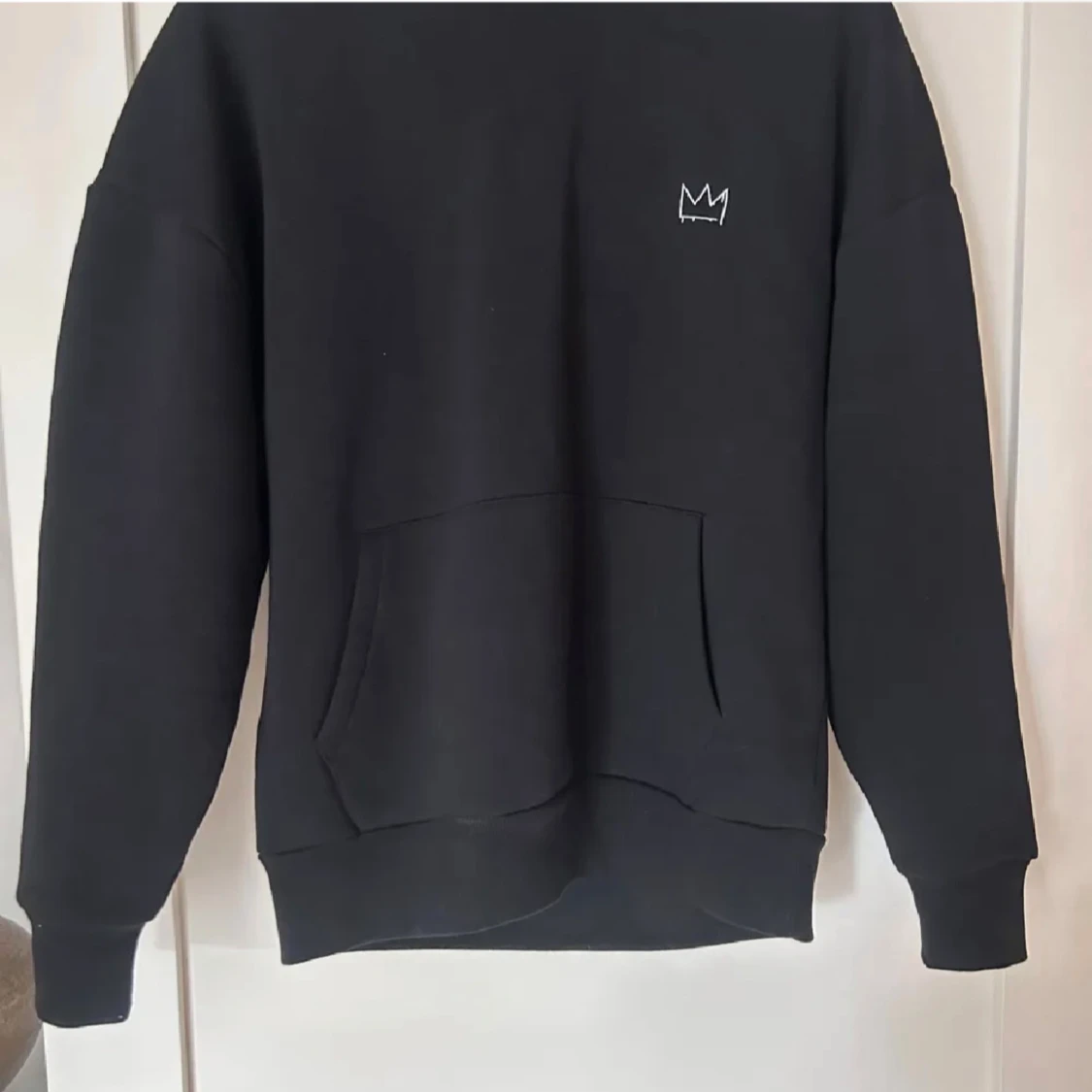 Svart Hov1 hoodie med tryck - 1