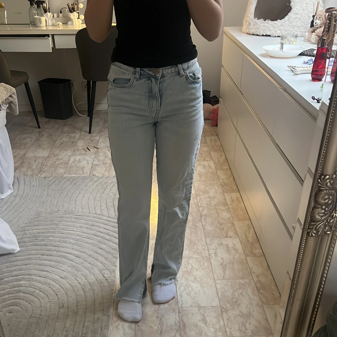 Ljusblå raka jeans med fransad kant