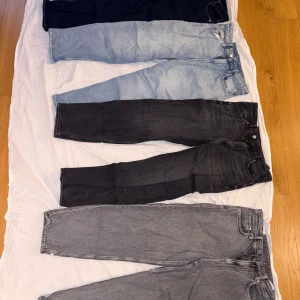 4 pack H&M jeans loose fit. - 4-pack H&M loose fit jeans säljes, raka ben och klassisk passform. Finns i olika tvättar: mörkblå, ljusblå, grå och svart. Alla har femficksmodell och är tillverkade i slitstarkt jeanstyg.