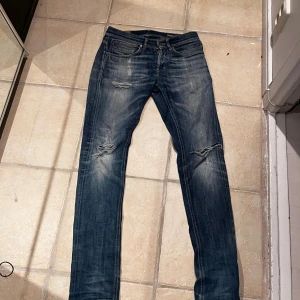 Dondup George jeans  - Ett par dondup George jeans säljes. De är i toppskick med slitningar. Storlek 30. Mitt pris är 750kr vilket är ett toppen pris. Vid funderingar är det bara att höra av sig. 