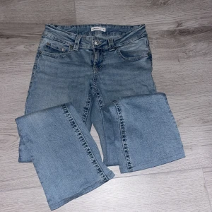 Bootcut ljusblå jeans från Gina tricot  - Använda typ en gång så inga defekter 