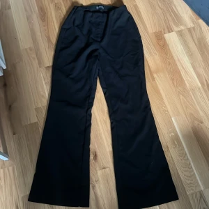 Sköna kostymbyxor - Högmidjade kostymbyxor från Soaked men väldigt skönt och bekvämt material. Strl S i fint skick