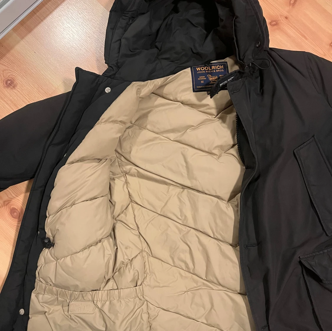 Svart parkas från Woolrich med huva - 1