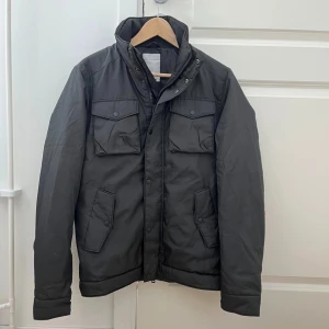 J.L Fieldjacka - Säljer nu denna grymma jacka från J.Lindeberg! | Jackan är i ett bra skick, utan deffekter. | Nypris: ungefär 3500 | Skriv vid funderingar!