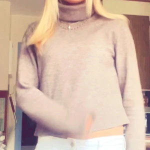 Brun polotröja från Weekday - Säljer en polotröja från Weekday i mjuk stickad ullmix. Tröjan har en hög polokrage, lång ärm och ribbade muddar. Perfekt för lager-på-lager och chill höst- och vinterstil.