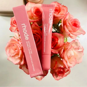 Rhode peptide lip tint "Ribbon"! - Rhode peptide lip tint "Ribbon" by Hailey by Beiber' 10 ml. Oanvänd med kartong.