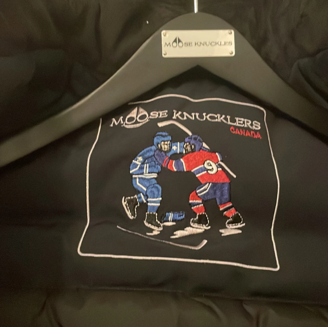 Svart dunjacka Moose Knuckles med pälskrage - 2