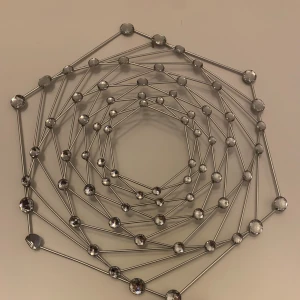 Silvrigt halsband med glittriga stenar - Den är nytt och fint man kan hänga den på vägen eller nån annanstans. 