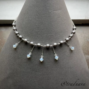 ”Silverfall” - Unikt, handgjort halsband i silverpläterad koppar. Pärlorna är av tjeckiskt glas, varav de fem kristallerna är från det tjeckiska märket Preciosa i färgen ”White Opal”🤍 Min inspiration till detta verk är Silverfallen i Valle, en rad vattenfall som ligger beläget i min hembygd💧Jag kan enkelt ändra längd/storlek på mina smycken utan extra kostnad, det är bara att höra av dig!☺️