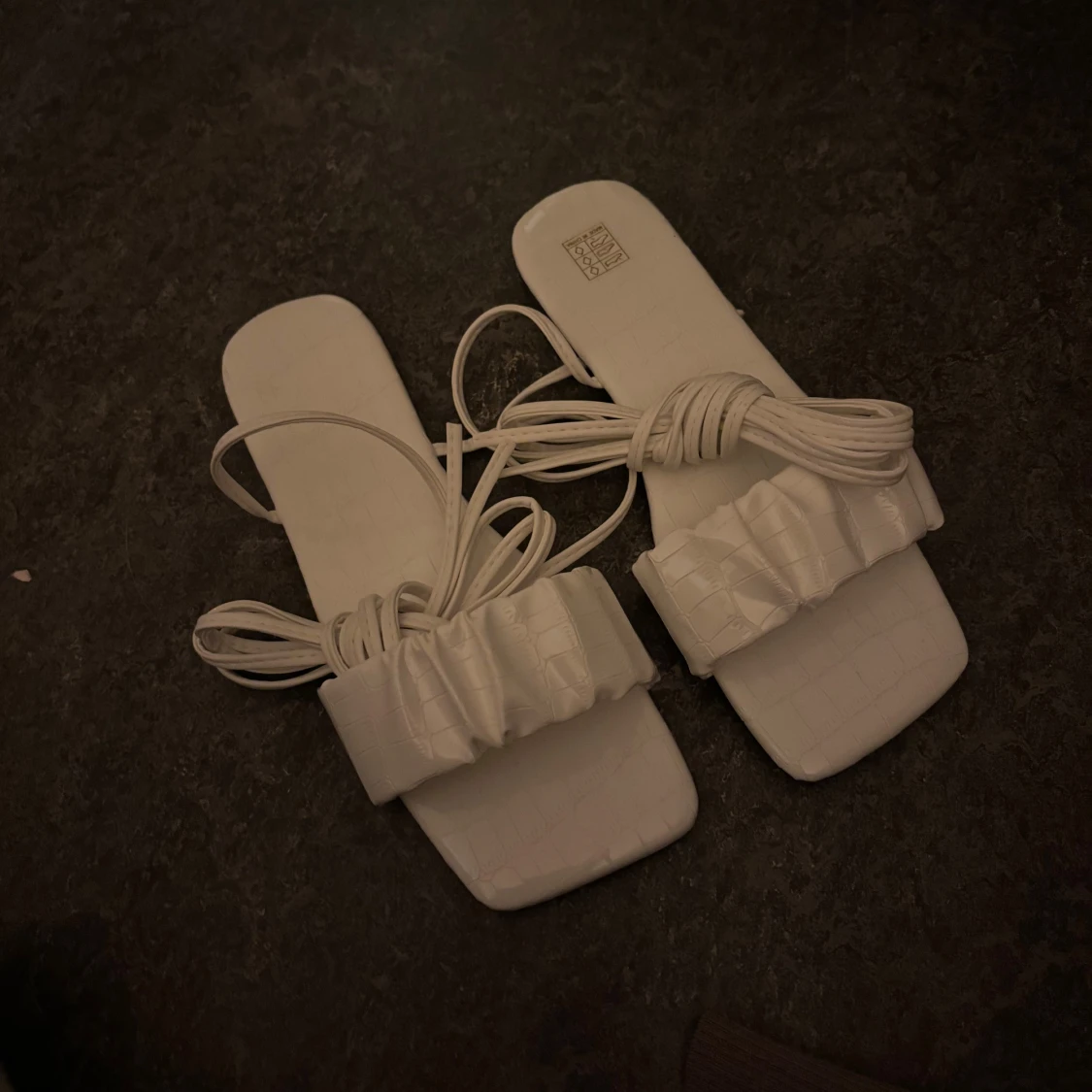 Vita sandaler med snörning och rynkad rem