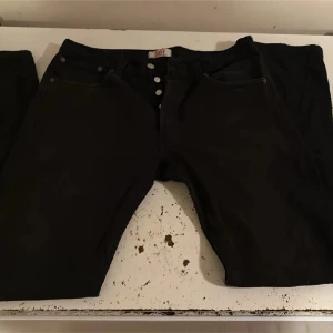 Levis 501 - Ett par svarta Levis 501 or i storlek 33 waist och 34 längd, bara skriva för frågor eller om mer bilder 👍
